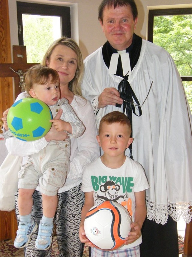 Podczas nabożeństw ekumenicznych w trakcie Mundialu pastor rozdawał piłki nożne