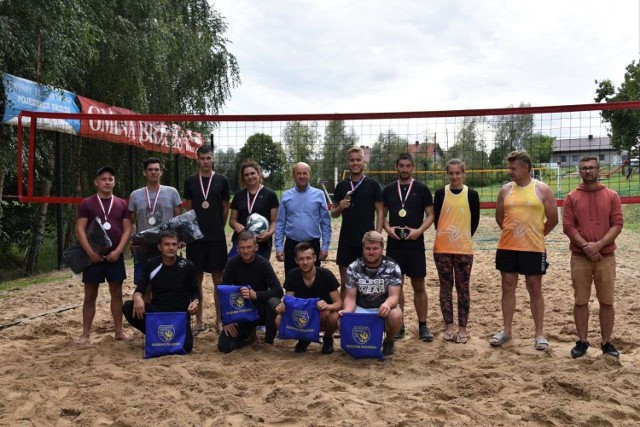 Turniej siatkówki plażowej został rozegrany nad jeziorem w Brzuzem