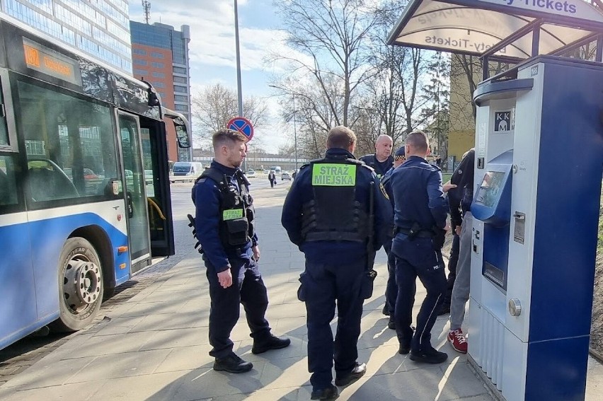 Kraków. Zastraszali pasażerów w autobusie. Do czasu aż wparowali mundurowi