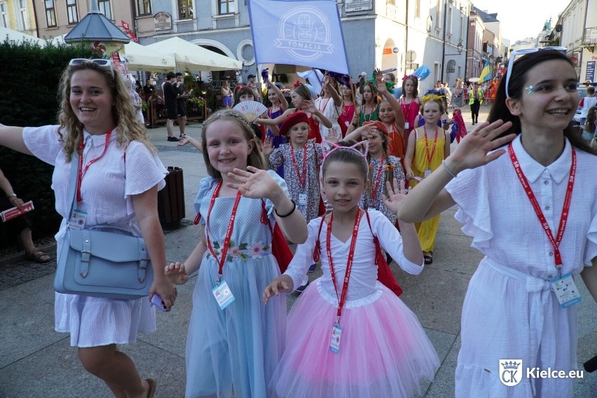 Barwny korowód festiwalu harcerskiego przeszedł przez Kielce. Młodzież przejęła klucze do miasta