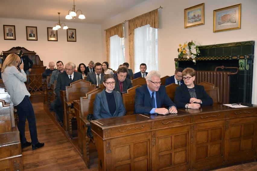 Burmistrz Jan Serkies i radni złożyli ślubowanie w Chojnowie [ZDJĘCIA]