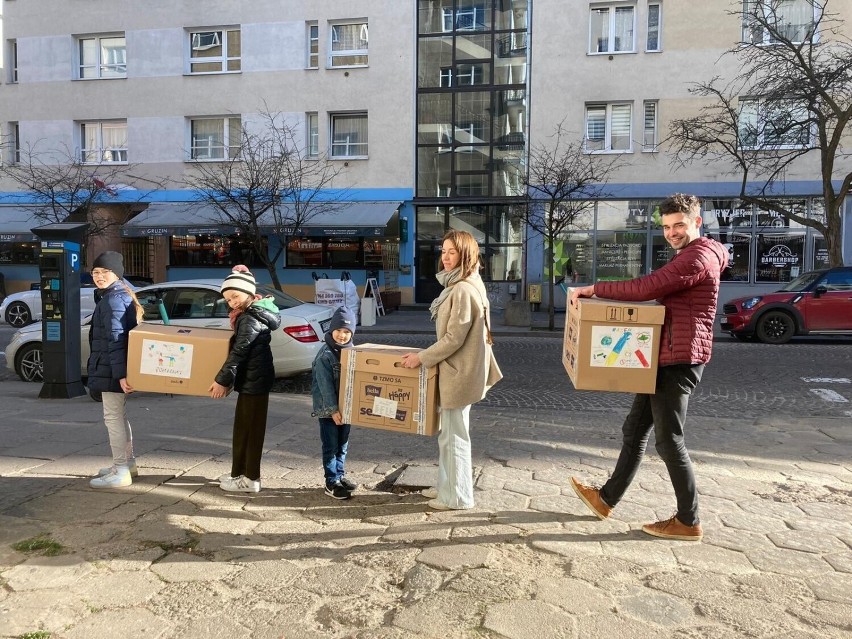Wolontariusze Polskiego Czerwonego Krzyża z Gdyni w porozumieniu ze Steną Line pomogli już tysiącom uchodźców z Ukrainy