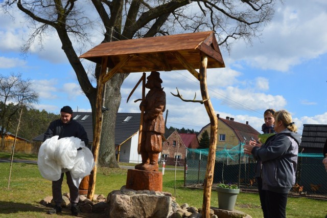 Ta rzeźba będzie symbolem wsi. Stanęła tam dzięki dwóm mieszkankom.