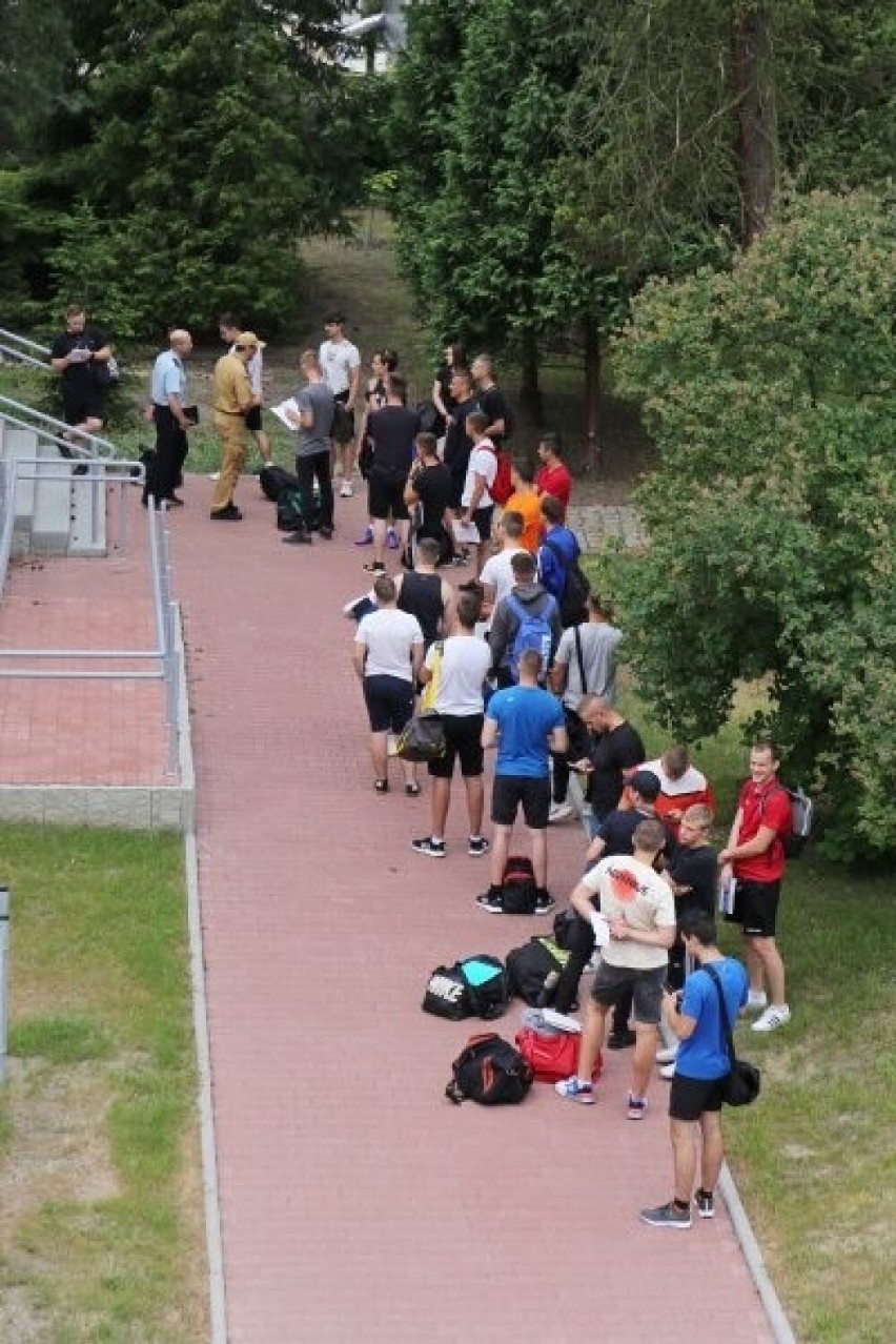 Częstochowa. Żeby dostać się do szkoły strażackiej trzeba...