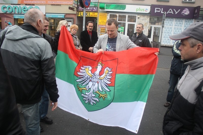 Sosnowiec: Wiceprezydent rozdawał flagi Zagłębia Dąbrowskiego [ZOBACZ ZDJĘCIA]