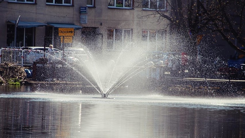 Uruchomiono fontannę na stawie miejskim w Wyrzysku [ZDJĘCIA]