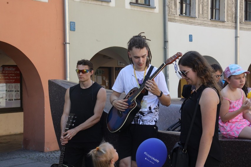 Legnica: Próba pobicia Gitarowego Rekordu Świata, zagrali piosenkę „Hey Joe”