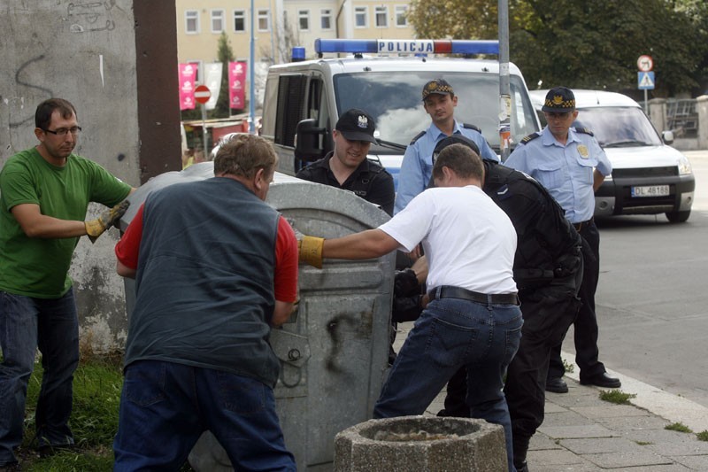 Legnica: Policjanci szukali noworodka w śmieciach (ZDJĘCIA)