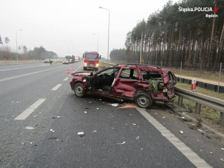 Wypadek na S1 w Mierzęcicach. Dwie osoby ranne. Opel zderzył się z ciężarówką [ZDĘCIA]