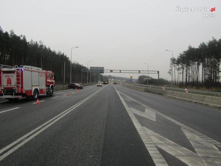 Wypadek na S1 w Mierzęcicach. Dwie osoby ranne. Opel zderzył się z ciężarówką [ZDĘCIA]