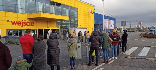 W sobotę od samego rana do Ikei na poznańskim Franowie zawitali klienci. Kolejka była tak długa, że część musiała czekać na zewnątrz, by wejść do środka obiektu. Także przed kasami trzeba było wystać przynajmniej kilkadziesiąt minut.