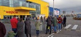 Długie kolejki przed sklepami. Ludzie w kolejce czekają, by wejść do... Ikei. Sklepy Ikea od 28 listopada mogą być na nowo otwarte