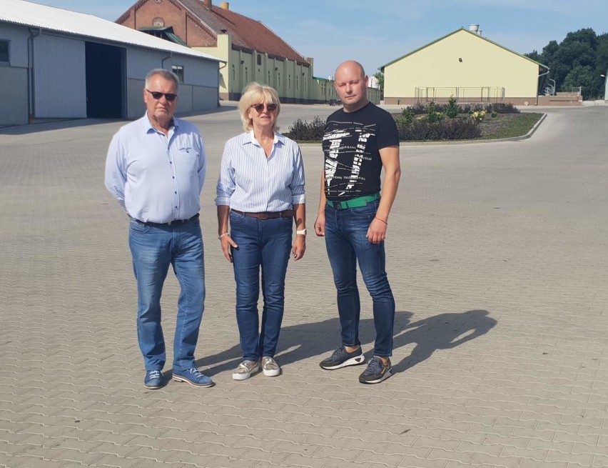 Od lewej: Marek, Ewa, Piotr Stelmaszyk z Nowego Gorzycka - wicemistrzowie konkursu Agroliga 2017
