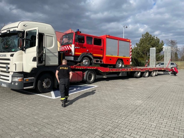 Ochotnicza Straż Pożarna w Olesznie przekazała strażakom z Ukrainy swój samochód ratowniczo- gaśniczy