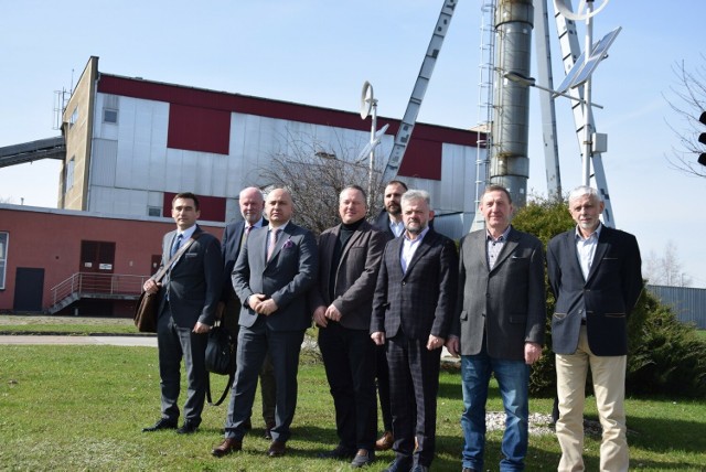 Sojusz samorządowców, naukowców, producentów rolnych i biznesu z branży OZE w Prudniku. W tle ciepłownia węglowa w Prudniku.