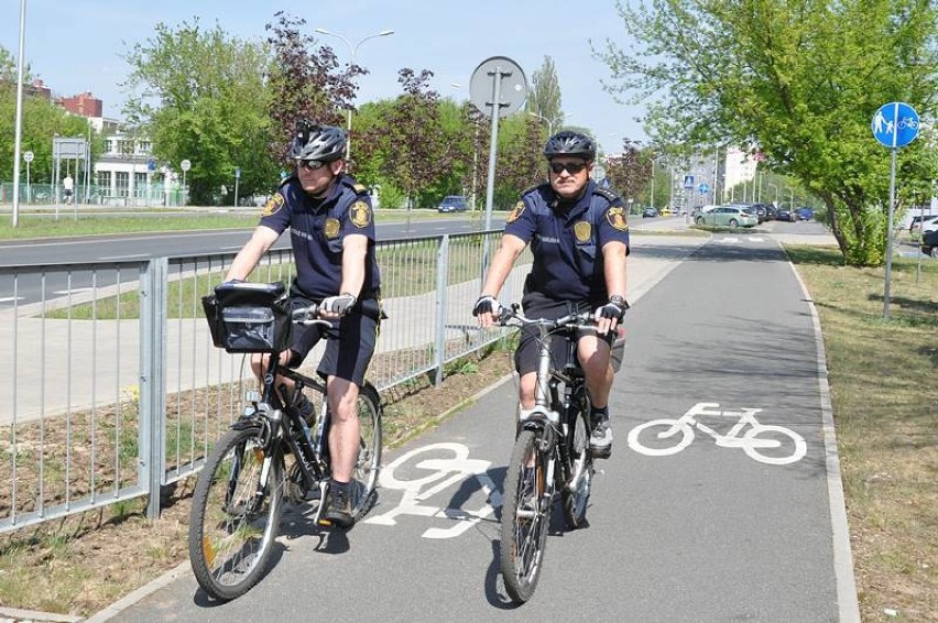 Strażnicy miejscy jeżdżą na rowerach i kontrolują stan...