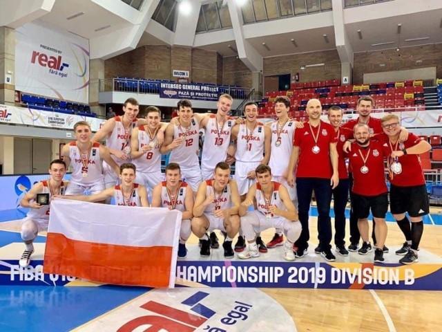 Szymon Zapała (w górnym rzędzie trzeci od lewej) z reprezentacją Polski podczas ME U-18