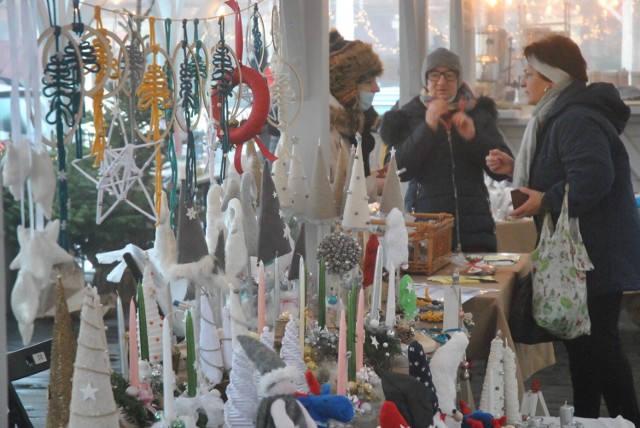 LESZNO. Jarmark św. Mikołaja - ostatniego dnia jarmarku na Rynku w Lesznie królowały organizacje pozarządowe