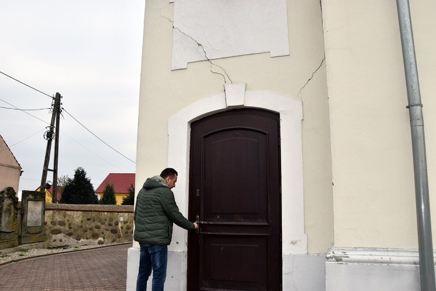 W Białołęce kościelna wieża odchodzi od bryły świątyni