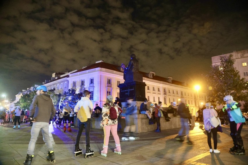 Nightskating Warszawa 2023. Zakończenie sezonu rolkarskiego w stolicy. Zdjęcia z nocnego przejazdu
