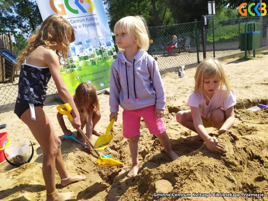 Dzieci tworzą cuda z piasku na plaży w Osłoninie.