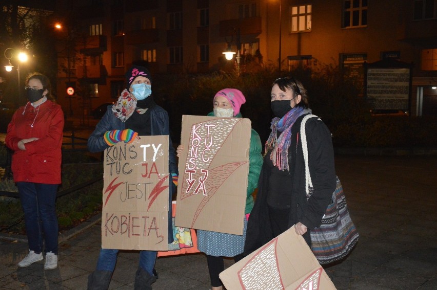 Strajk Kobiet w Opolu. Uczestnicy protestu w czwartek spacerowali po placu Daszyńskiego