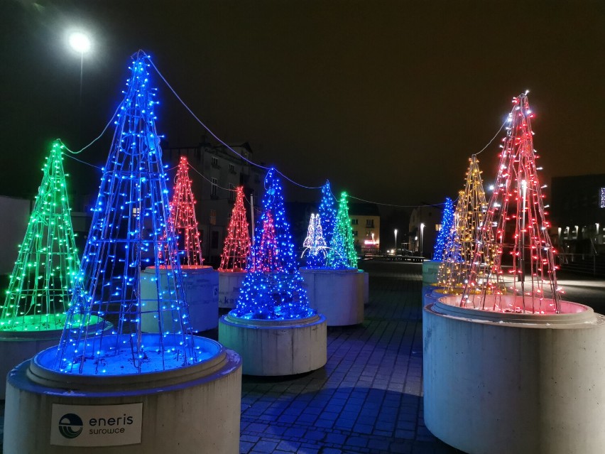 Chrzanów. Świąteczne iluminacje w centrum miasta. Wielka choinka stanęła przy Domu Kultury [ZDJĘCIA]