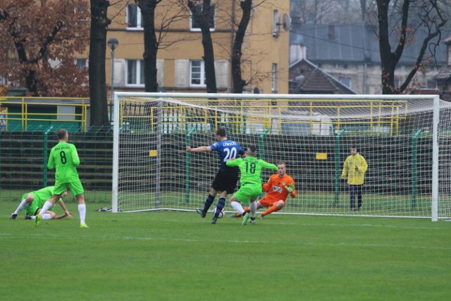 Szymon Lewicki (nr 20 na koszulce), strzelił trzy gole dla Zawiszy w meczu w Katowicach. Dwa z nich - w samej końcówce.