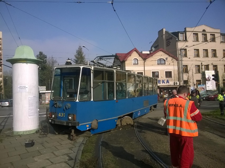 Kraków: tramwaj linii 24 wykoleił się na pętli w Bronowicach [ZDJĘCIA]