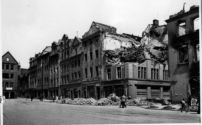Wschodnia pierzeja Starego Rynku w 1946 roku