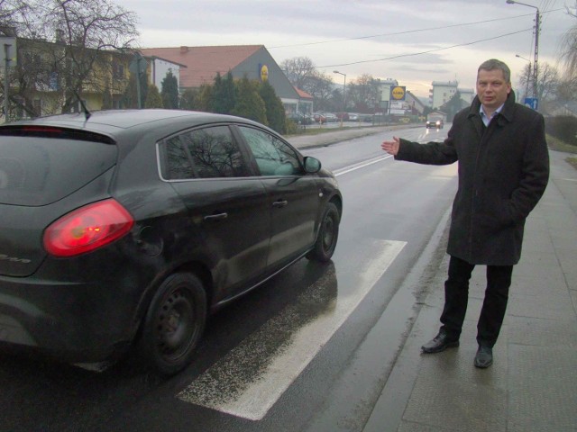 Henryk Odrozek pokazuje niebezpieczne przejście dla pieszych w Wadowicach.