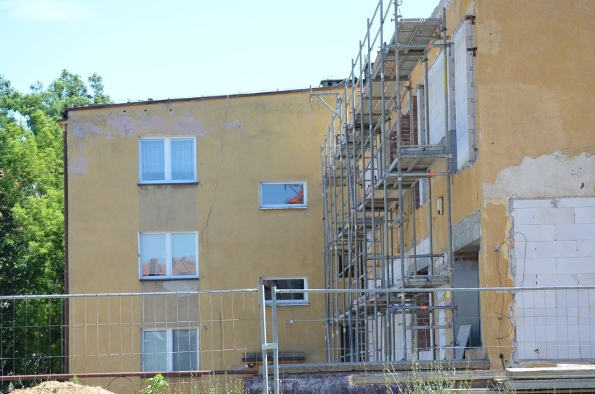 Głogów: Trwają budowlane prace w budynku po banku przy Słowiańskiej
