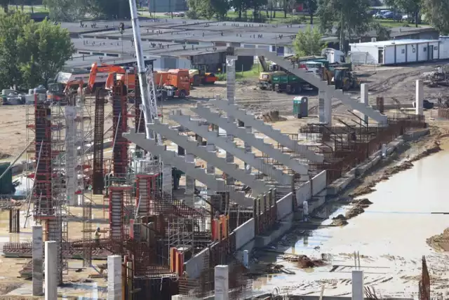 Tak dziś wygląda budowa stadionu sportowego i hali w rejonie Górki Środulskiej w Sosnowcu, gdzie powstaje Zagłębiowski Park Sportowy Zobacz kolejne zdjęcia/plansze. Przesuwaj zdjęcia w prawo - naciśnij strzałkę lub przycisk NASTĘPNE