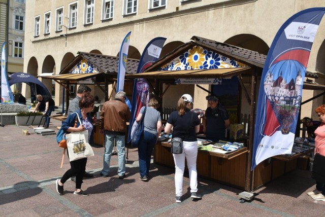 Przy ratuszu rozstawiło się kilkanaście stoisk tematycznych.