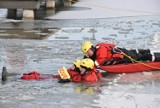 Ćwiczenia strażaków na zamarzniętym Nogacie w Malborku. Scenariusz zakładał, że pod wędkarzami załamuje się lód