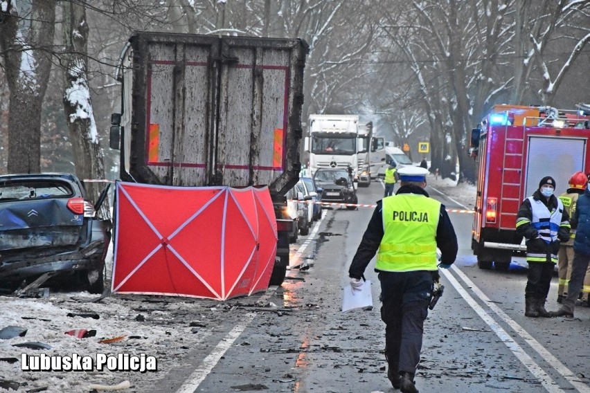 Z pierwszych informacji policji wynika, że citroen zderzył...