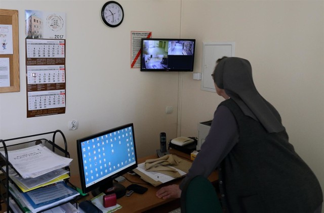 Siostra Jadwiga Pruska stara się śledzić na bieżąco widok z kamer, podgląd na monitoring ma także sekretarka