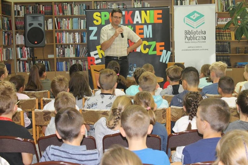 Lubiany autor książek dla dzieci i młodzieży Paweł Beręsewicz w pleszewskiej bibliotece