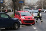 Wrocław. Na ul. Zachodniej zderzyły się dwa samochody. Kobieta nie ustąpiła pierwszeństwa [ZDJĘCIA]