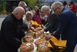 Mieszkańcy gminy Jasło dziękowali za plony i świętowali zakończenie dożynek. Wójt dzielił się chlebem [ZDJĘCIA]                             