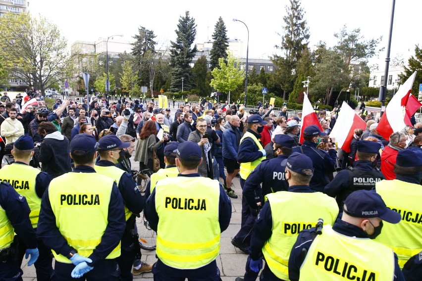 Strajk Przedsiębiorców, Warszawa 7 maja. Samochodowy protest w centrum miasta. Zablokowano rondo Dmowskiego