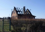 Spłonął dom mieszkalny w Laskach. Akcja gaśnicza trwała 5 godzin. Policja ustala przyczyny pożaru
