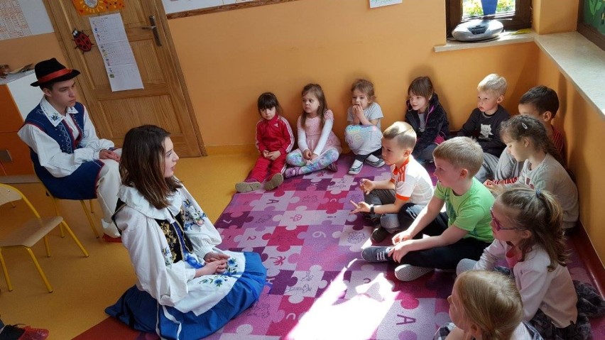 Gimnazjum nr 4 w Rumi pomaga przedszkolakom poznać Kaszuby | ZDJĘCIA