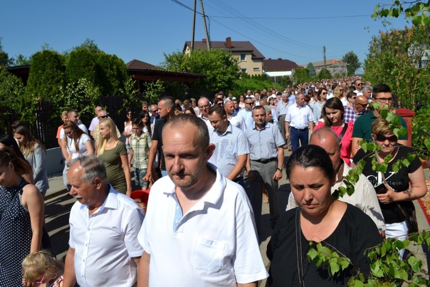 Tłumy parafian wzięły udział w procesji Bożego Ciała w...