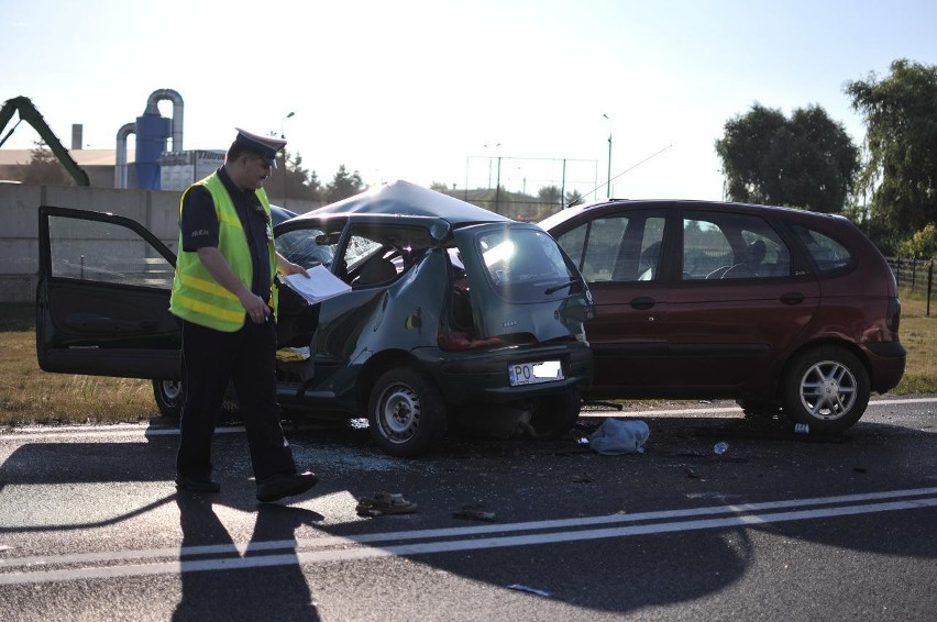 Droga 434: wypadek na obwodnicy Śremu. Zderzyły się renault i seicento [ZDJĘCIA]