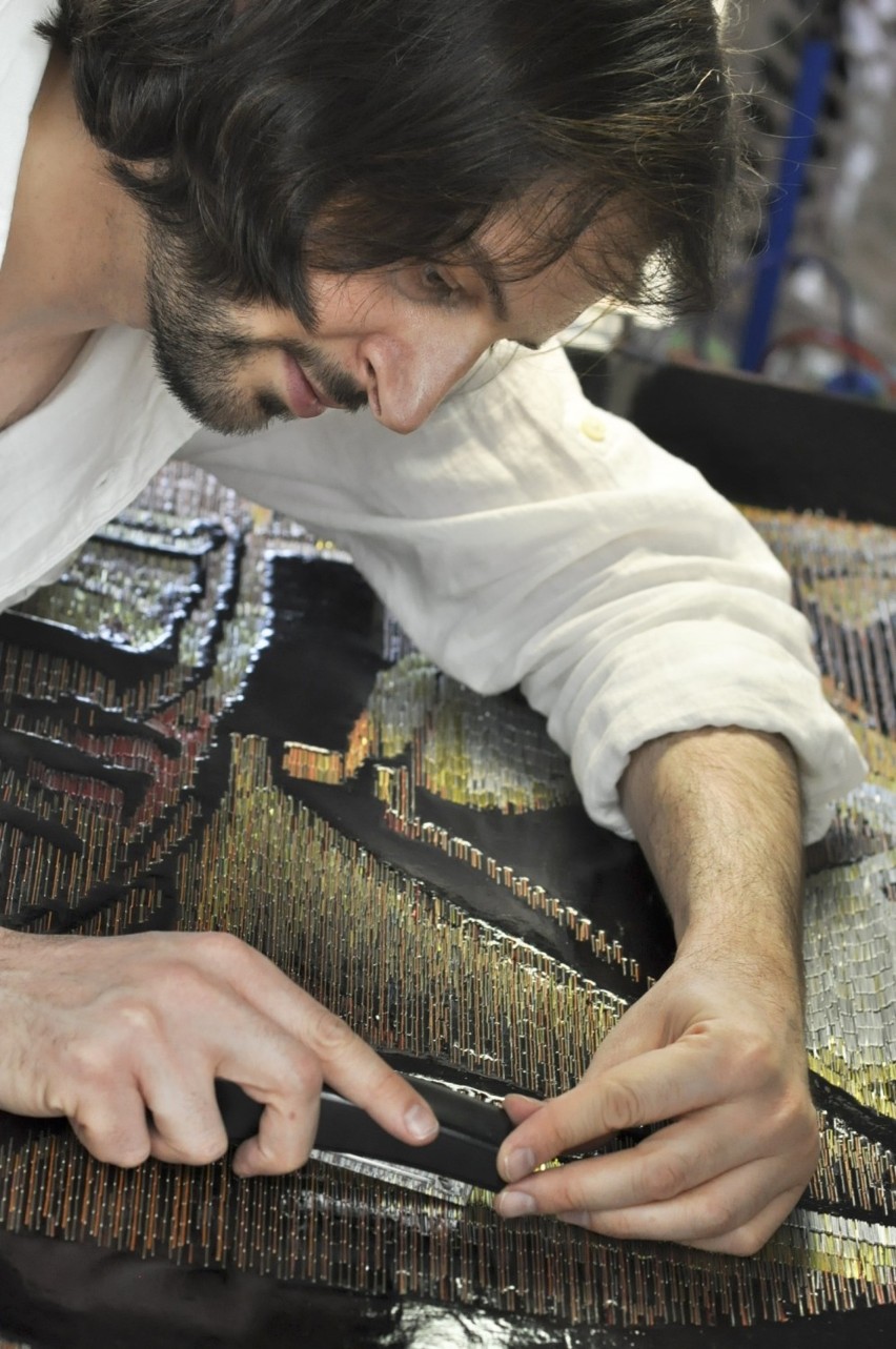 James Haggerty tworzy mozaiki ze spinaczy biurowych