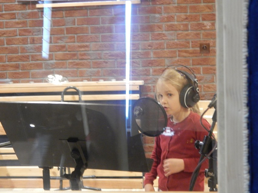 W North Studio Tadeusza Korthals w Swarzewie  dzieci z Czeczewa nagrywają piosenki świateczne