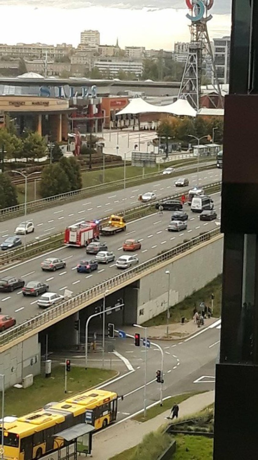 Katowice: Zderzenie samochodów na DTŚ przy Silesia City Center