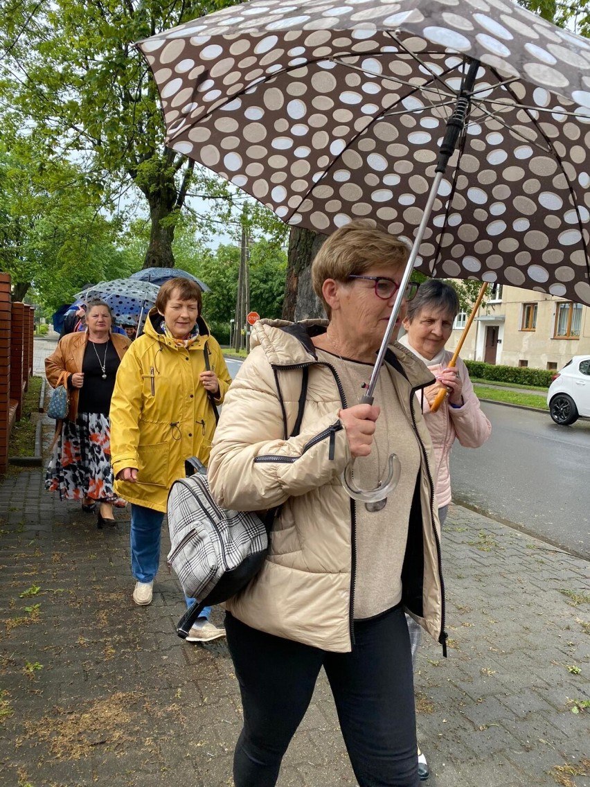 Historyczny spacer seniorów w Zduńskiej Woli Karsznicach