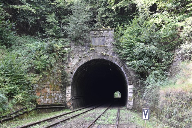 Tunel koło Trzcińska w gminie Janowice Wielkie przebudują supernowoczesną metodą. Trasę kolejową 274 czekają utrudnienia, ale nie paraliż komunikacyjny